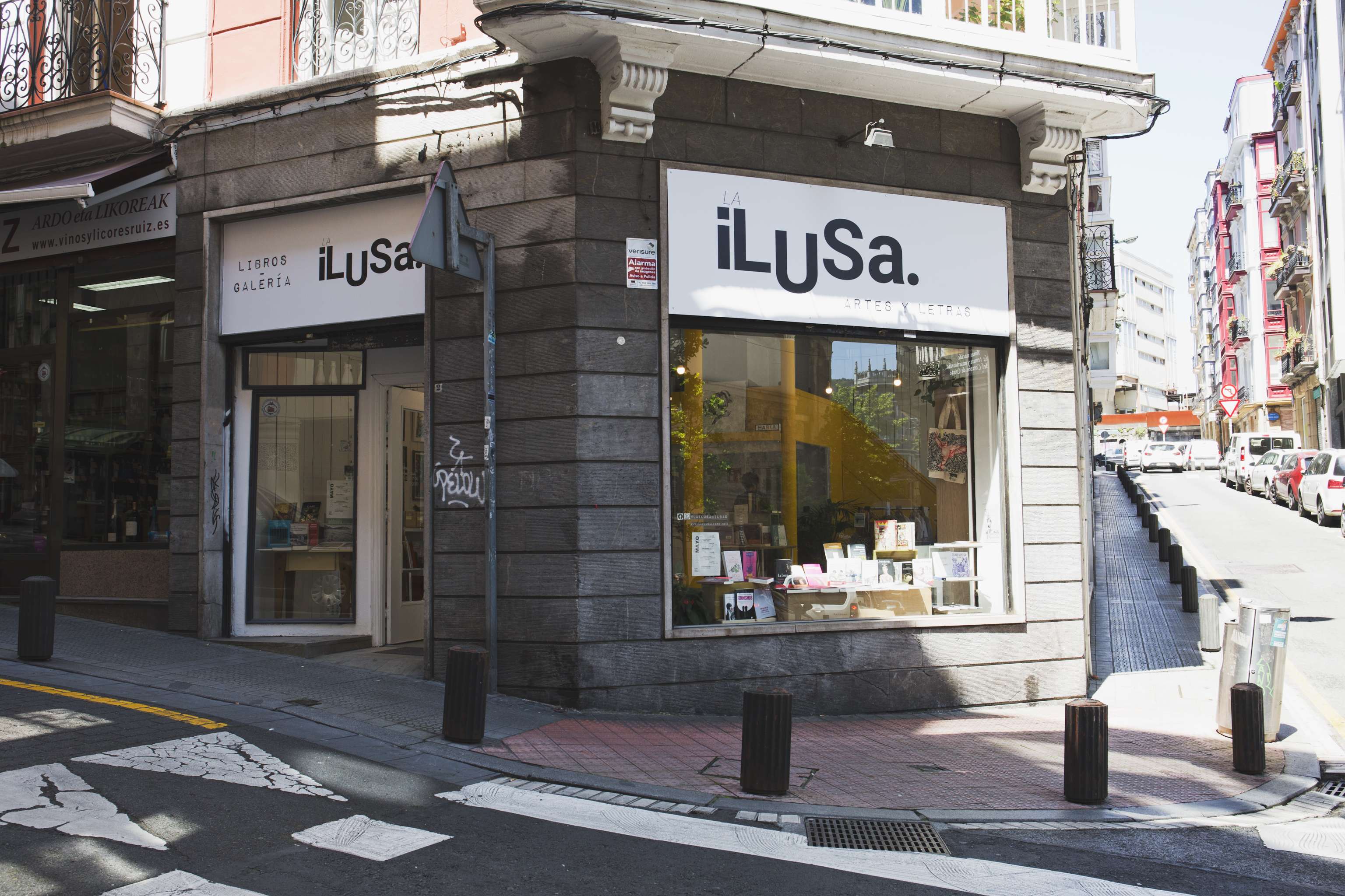 Entrada por Hernani 8, librería en Bilbao