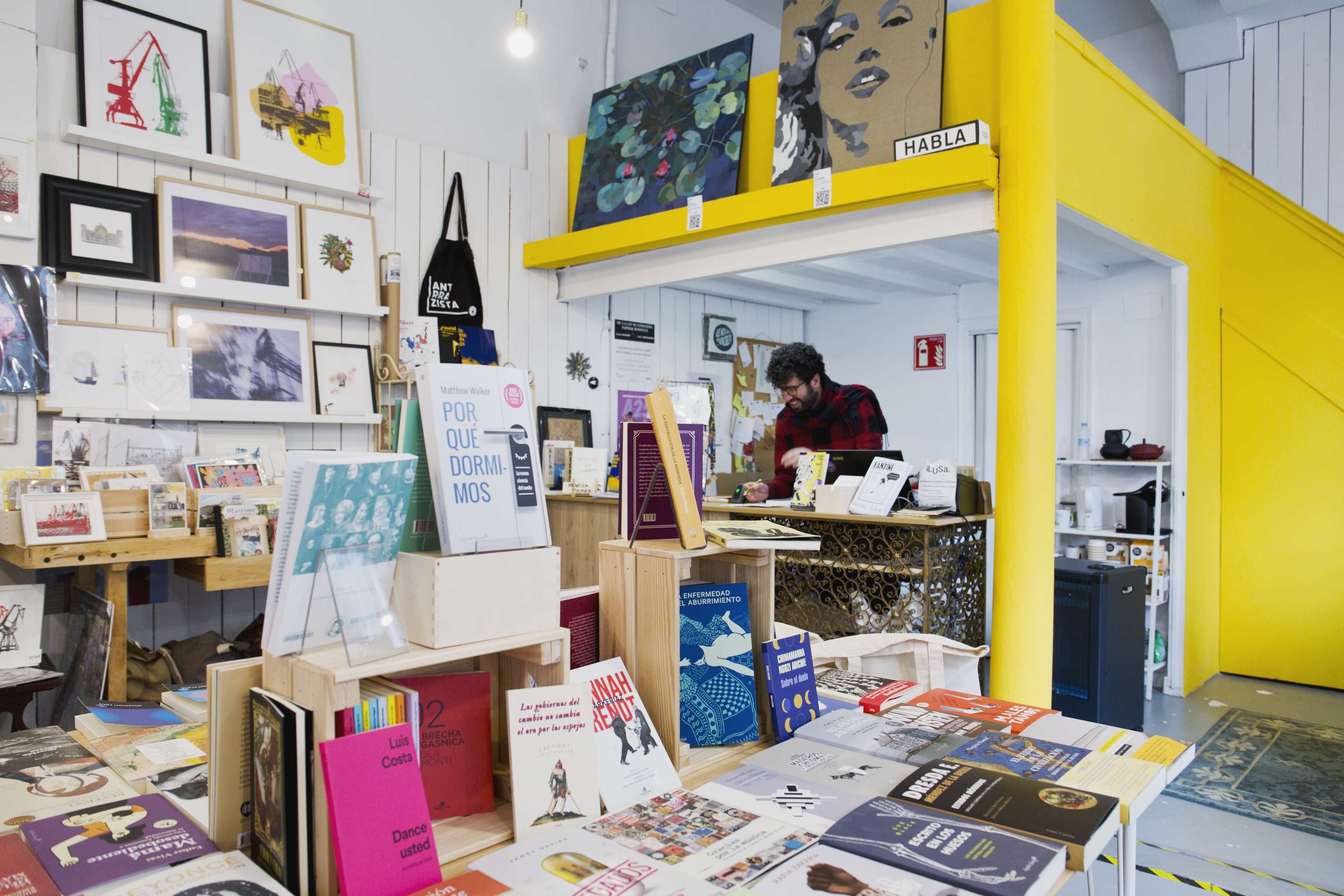 Mesa central y librero Sergio Albarrán en la ilusa, librería en Bilbao