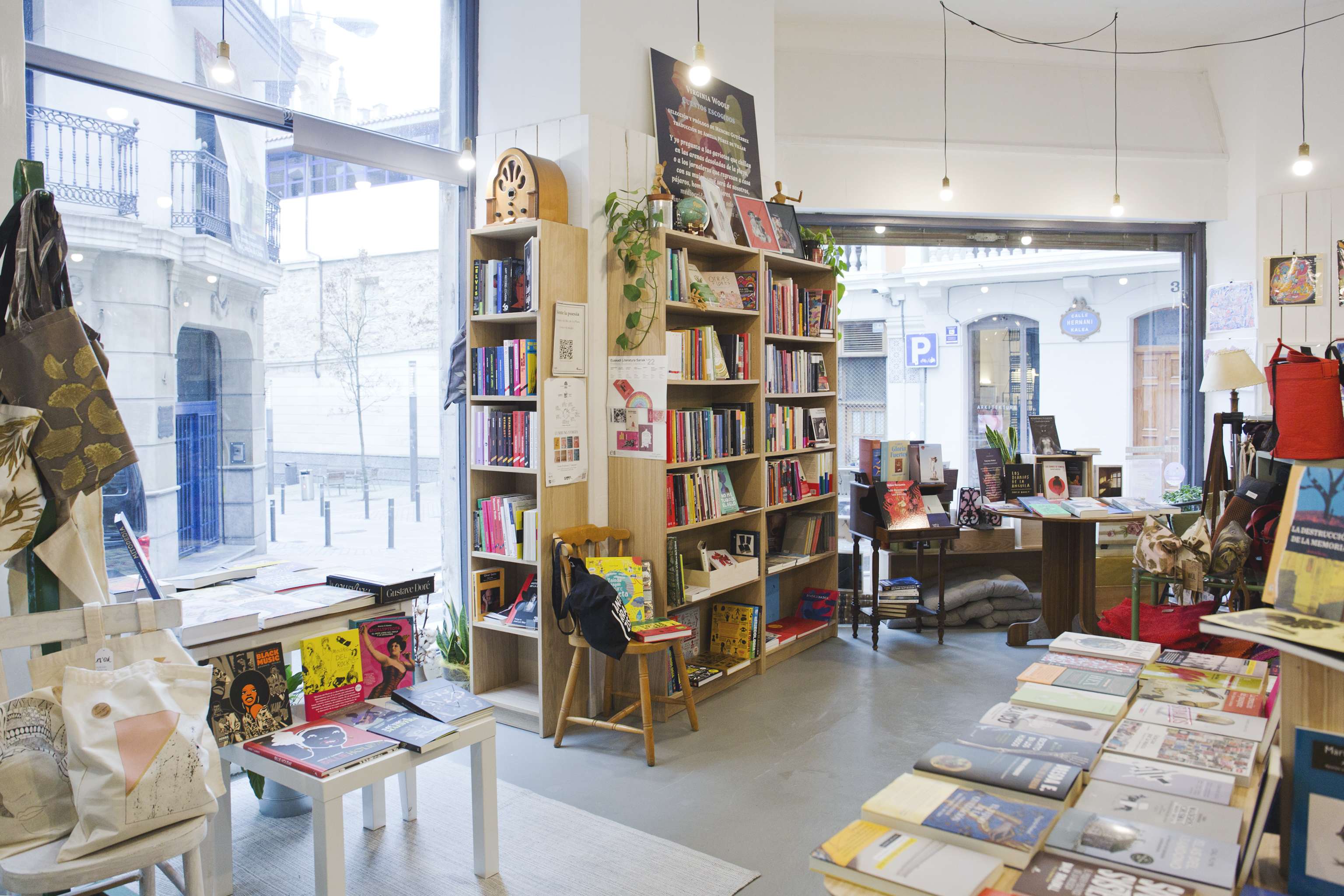 Interior la ilusa. Librería en Bilbao.