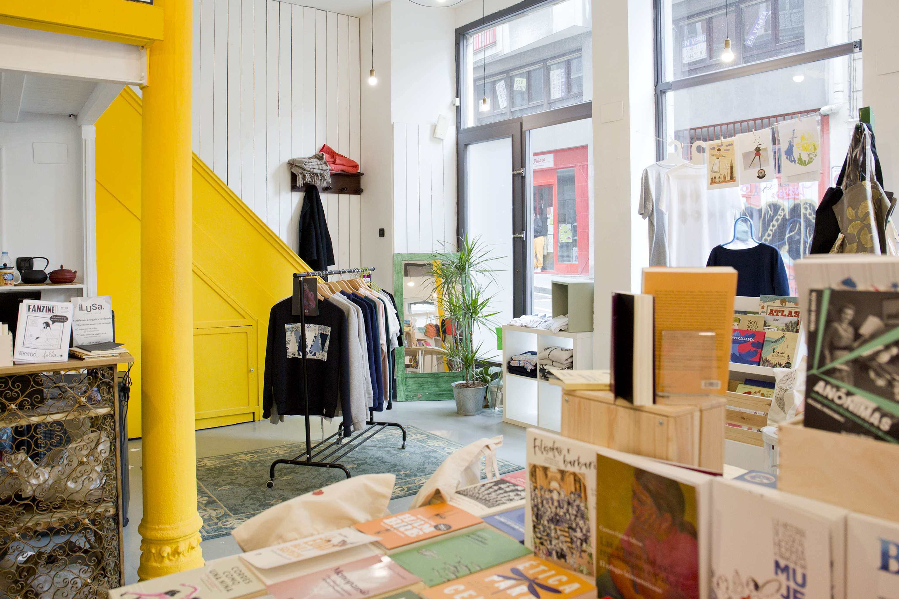 zona textil en La ilusa. Librería en Bilbao