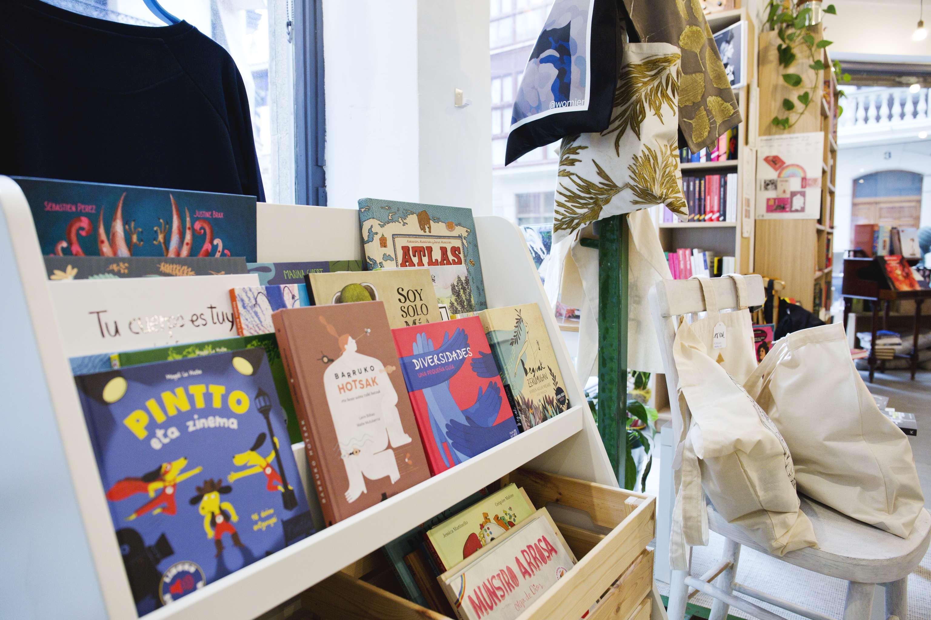 Detalle sección infantil en La ilusa. Librería en Bilbao